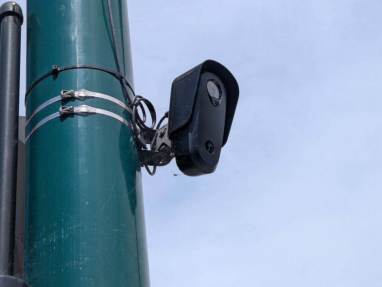 Камера видеонаблюдения Flock Safety для распознавания автомобильных номеров на городской улице