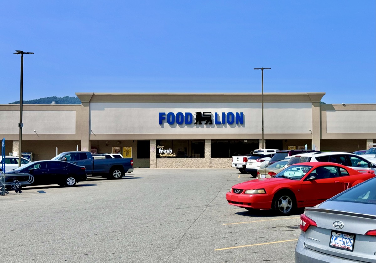 Фасад продуктового магазина Food Lion в США
