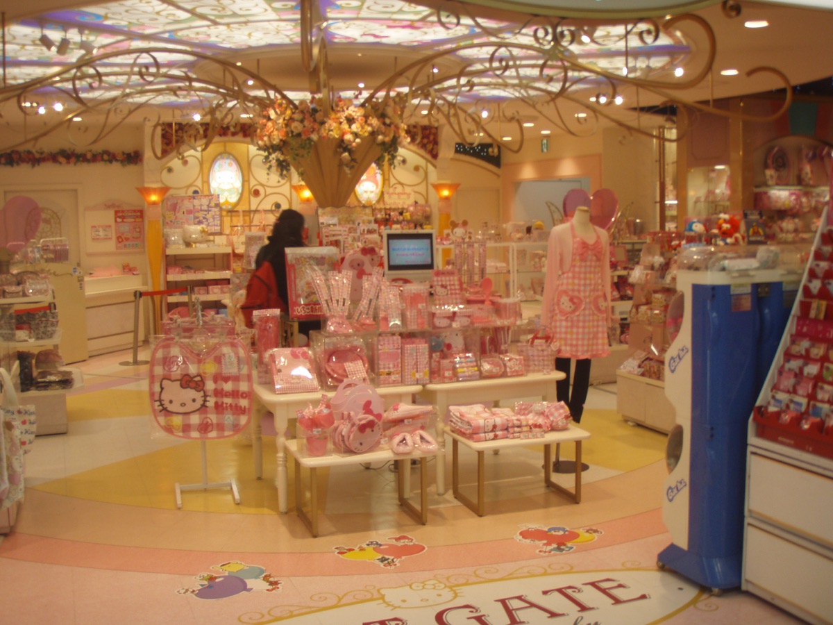 Витрина магазина Sanrio Gift Gate в Токио с товарами Hello Kitty